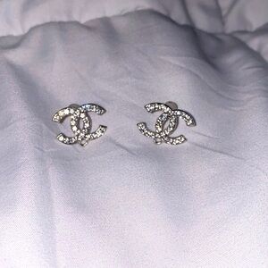 necklace and earrings set. Love them but I need the money :/